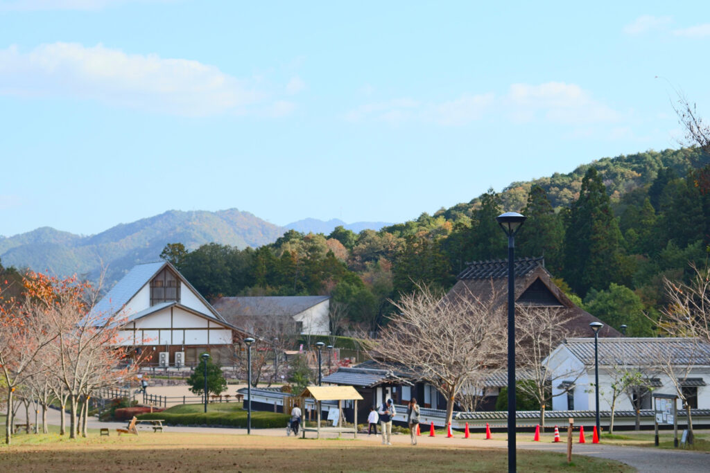 左）公園管理棟、右）かやぶき民家