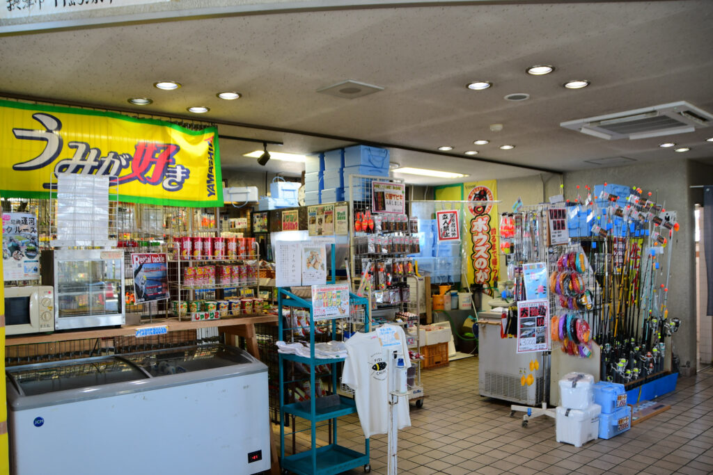 釣り道具のレンタルもできる売店