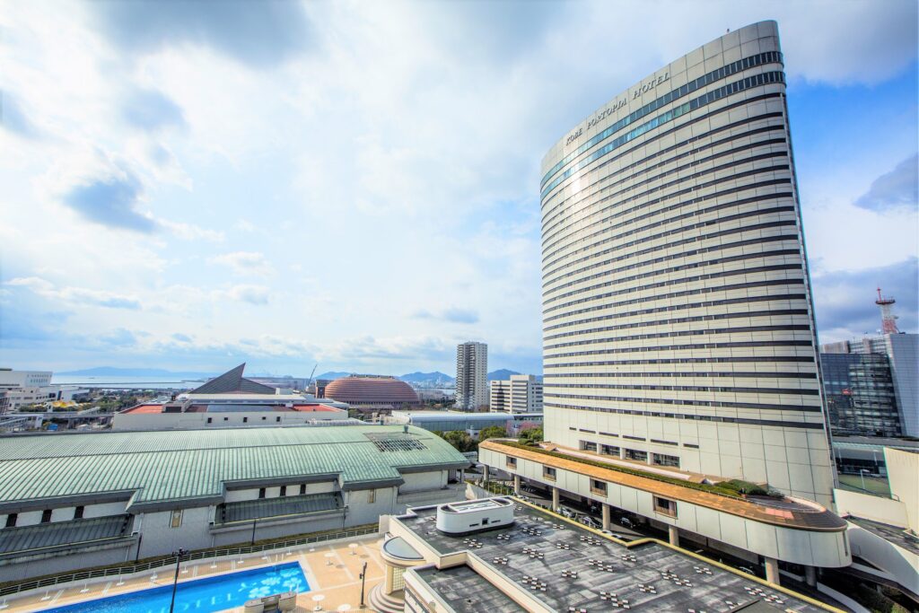 南館から見たホテル本館の外観（写真提供：KOBE PORTOPIA HOTEL）