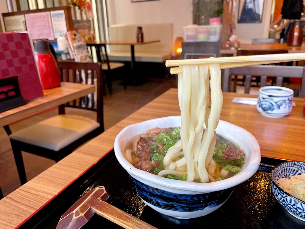 『吉屋』の『牛すじうどん』（1,100円）