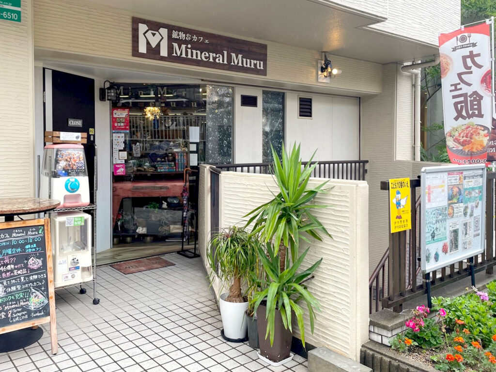 駅から出てすぐのカフェ