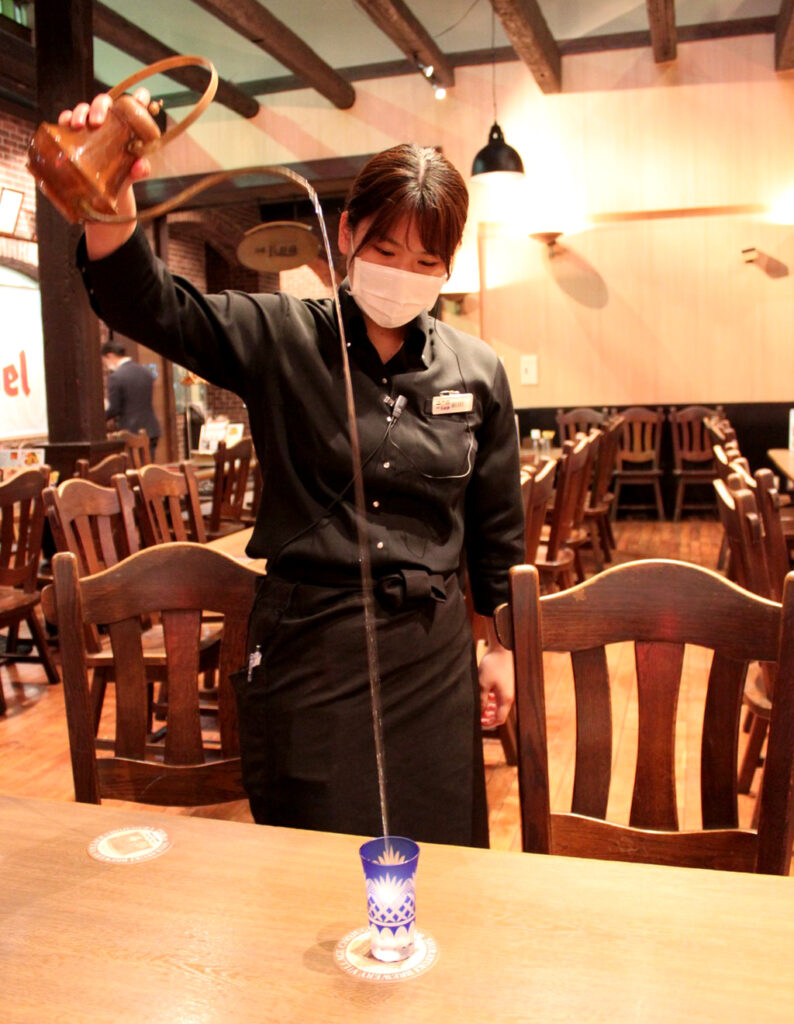 華麗な注ぎ方に注目