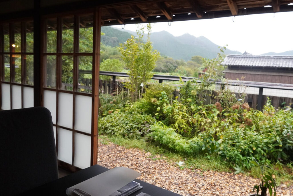 窓を開けたらおいしい空気を感じることができる