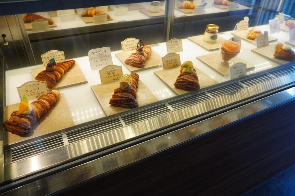 商品が並ぶショーケース