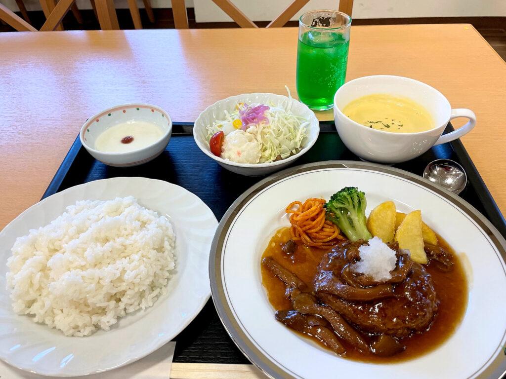 『和風ハンバーグセット（ドリンクバー付）』（税込1,300円）。写真ではドリンクバーでメロンソーダをチョイス