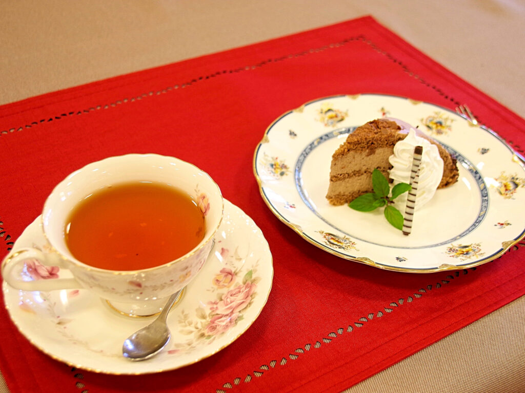 『ケーキセット』（770円）。紅茶とショコラケーキ