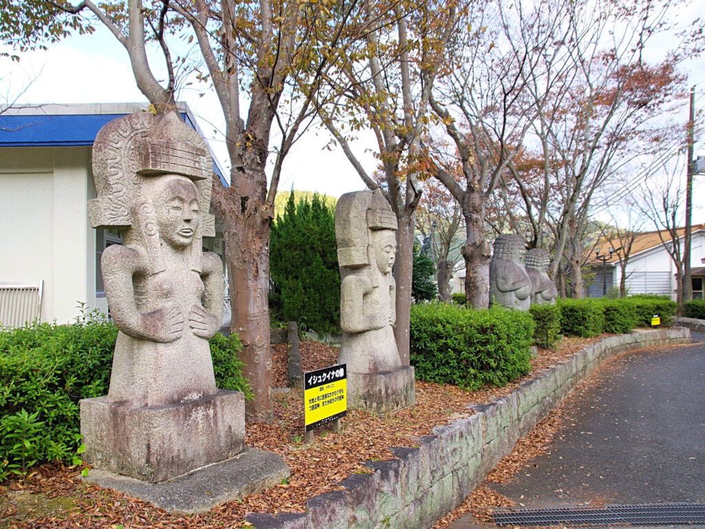多くの国の神の像などが並ぶ