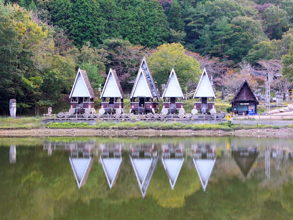 池の対岸から見た石貨神殿