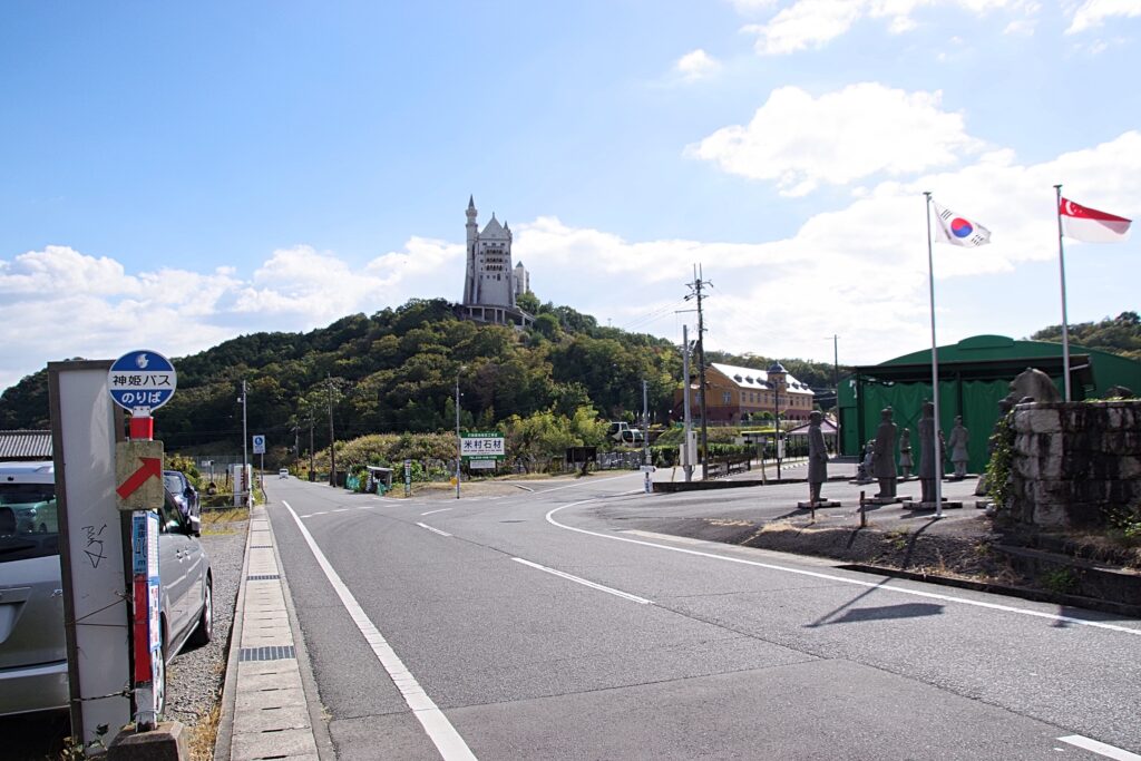 ［36系統ゆめタウン前経由白鳥台行き］が到着する「打越西・太陽公園前」バス停。右手が「石のエリア」入口