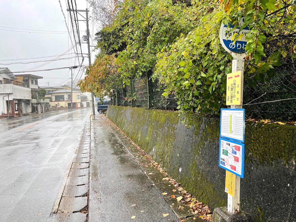 ［36系統ゆめタウン前～田井～白鳥台行き］が到着する「白鳥台３丁目・太陽公園南」バス停