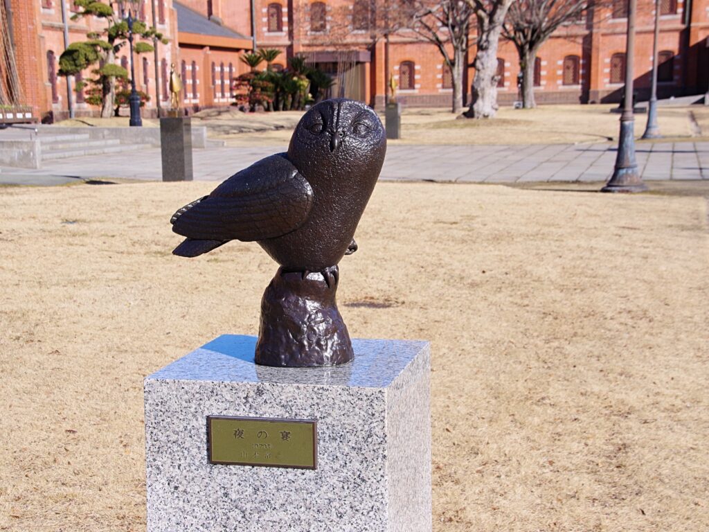フクロウの作家とも呼ばれた神戸出身の彫刻家・山本常一の《夜の宴》