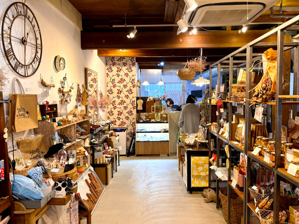 温かい店内と地元・淡路島の商品を取り扱っている