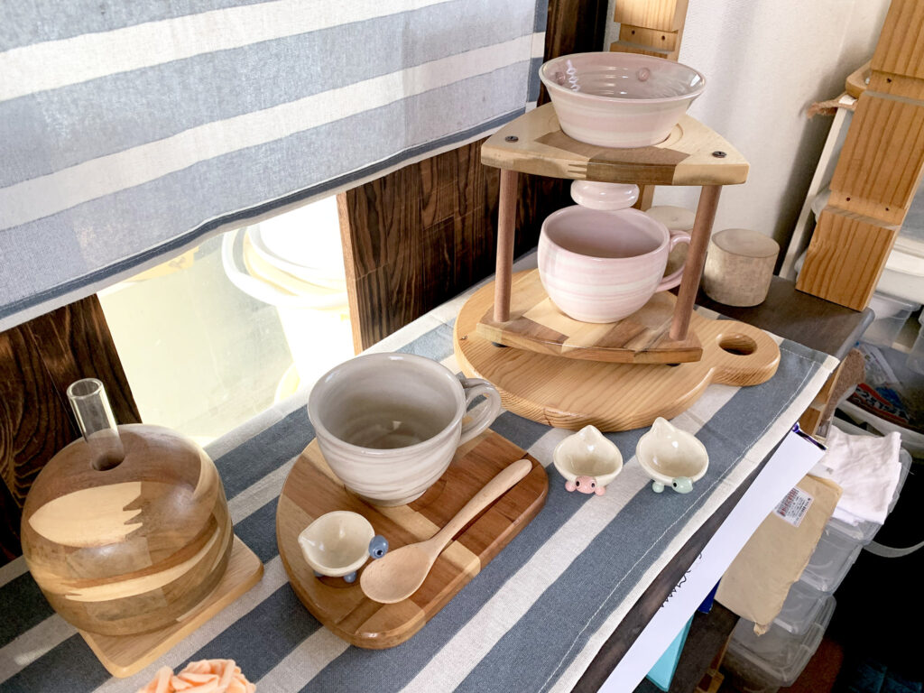 樹工房の作品は陶芸と木工作品の調和が特徴的だ