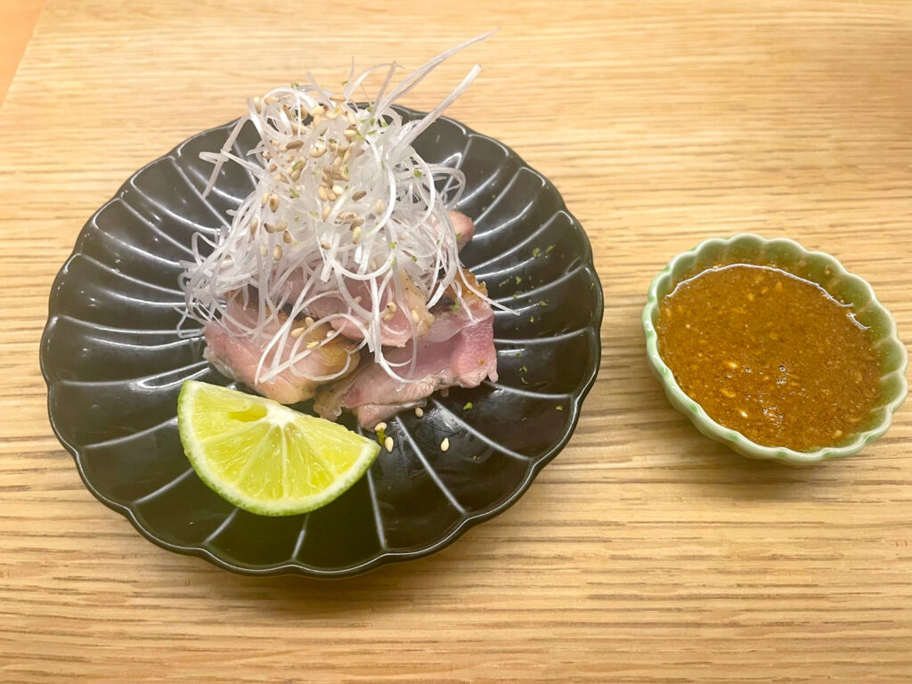 白髪ねぎをのせた丹波地鶏モモ肉