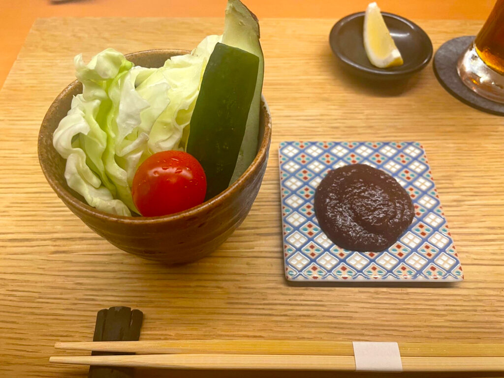 新鮮な野菜にお味噌をつけて食べます