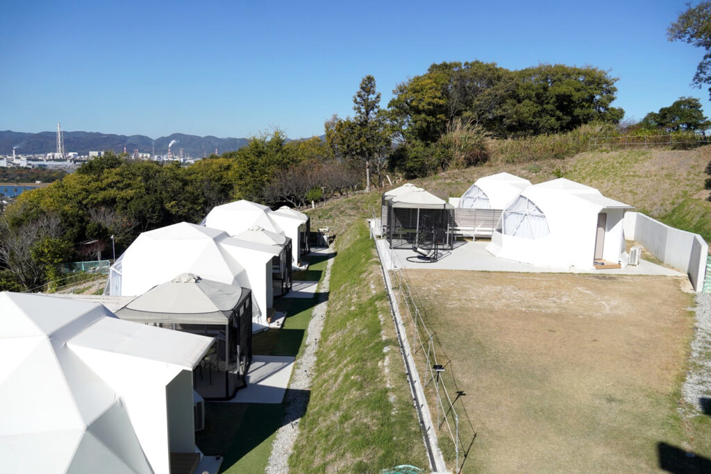 山の斜面を利用して設置されたドームテント