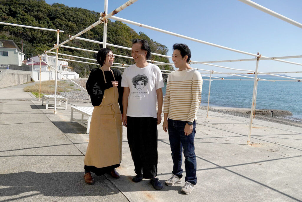 梅原龍さん（中央）と今井夫妻