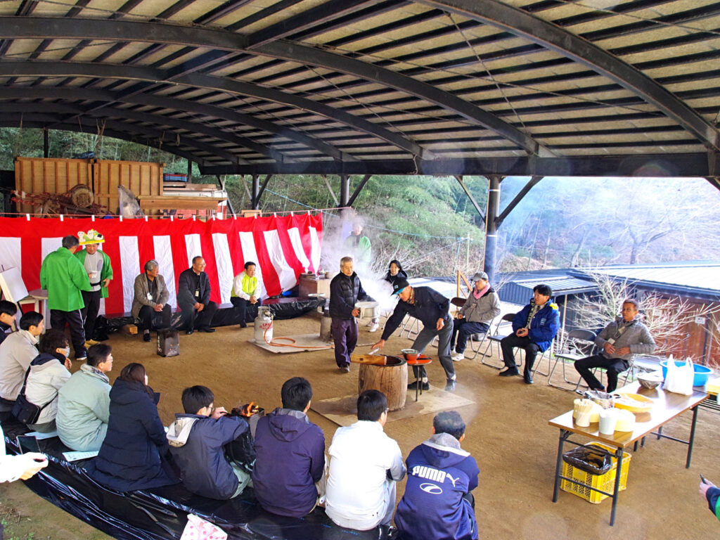 感謝祭も「餅つき体験」