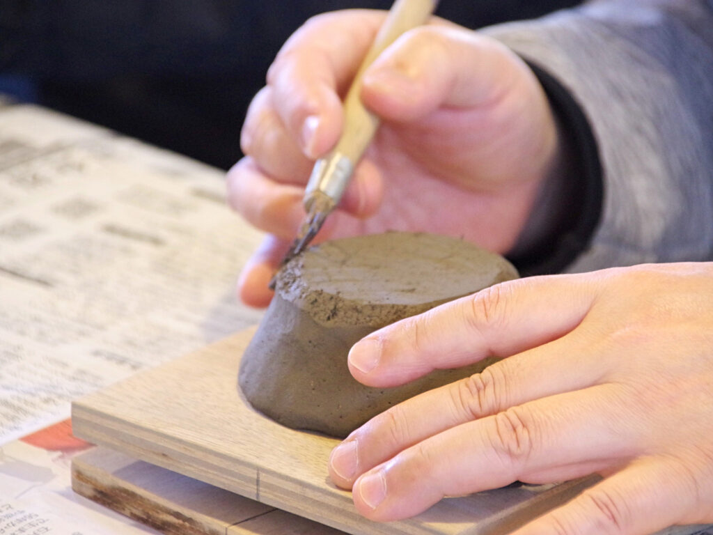 形をヘラで整え