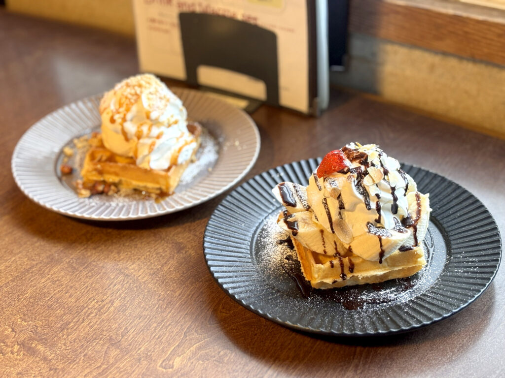 キャラメルソースやチョコバナナを使ったワッフル