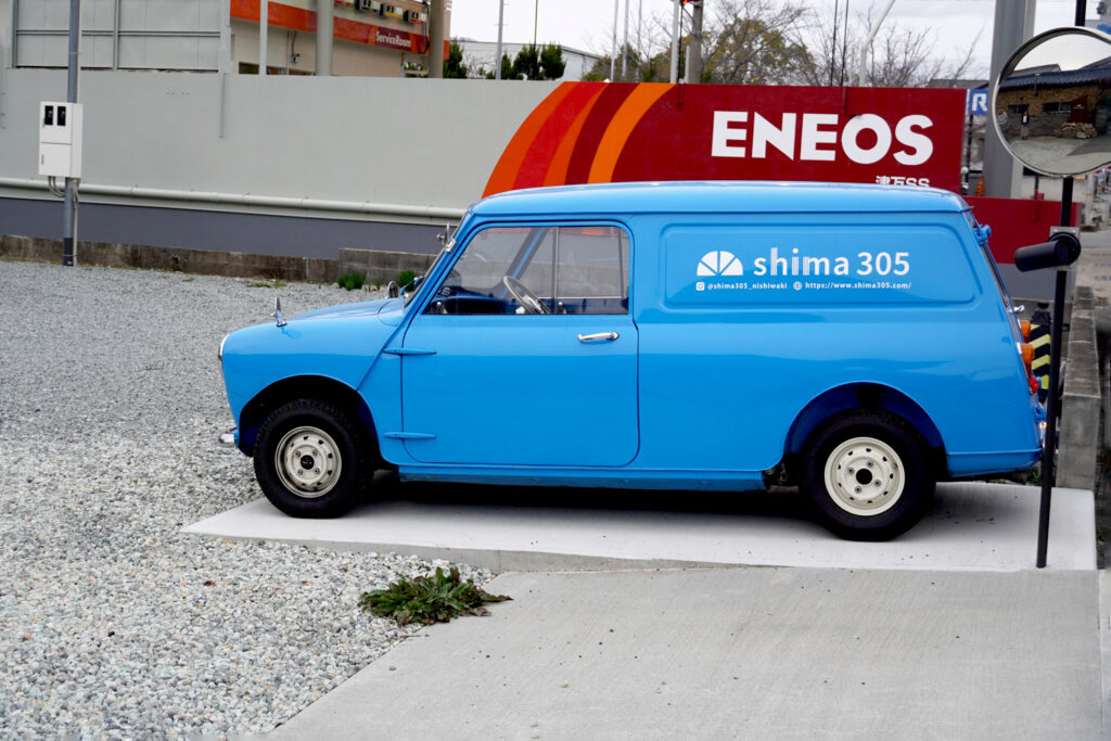 看板代わりに駐車場入り口に停めている