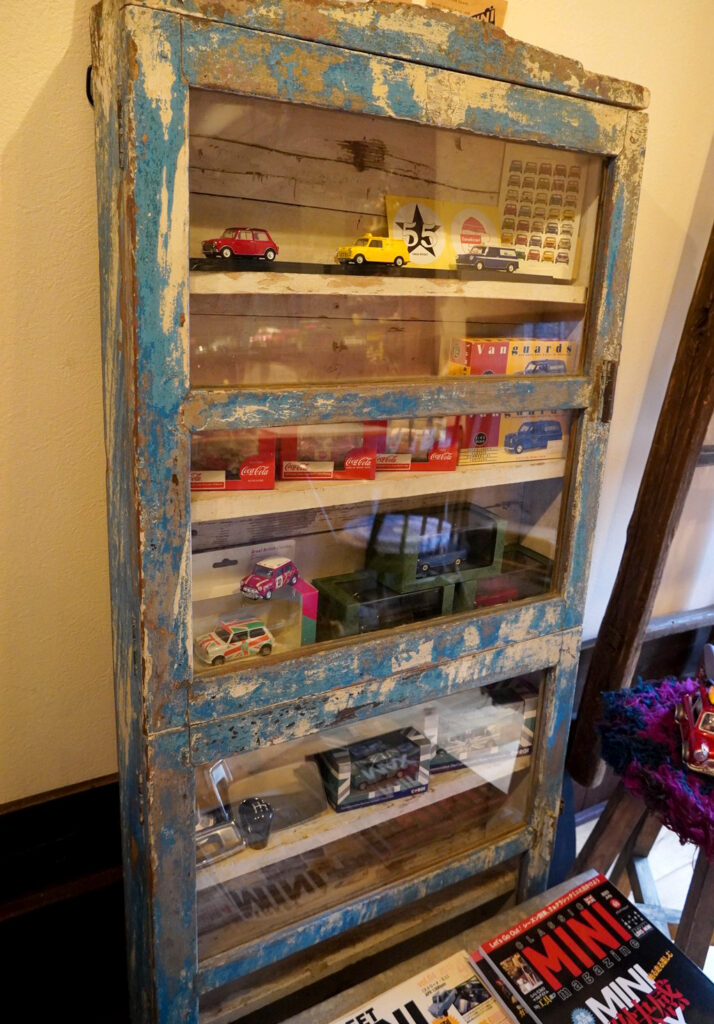 店内に並ぶミニクーパー関連小物