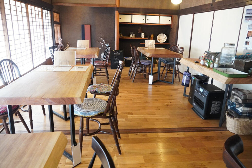 床の間や違い棚も雰囲気よく残る