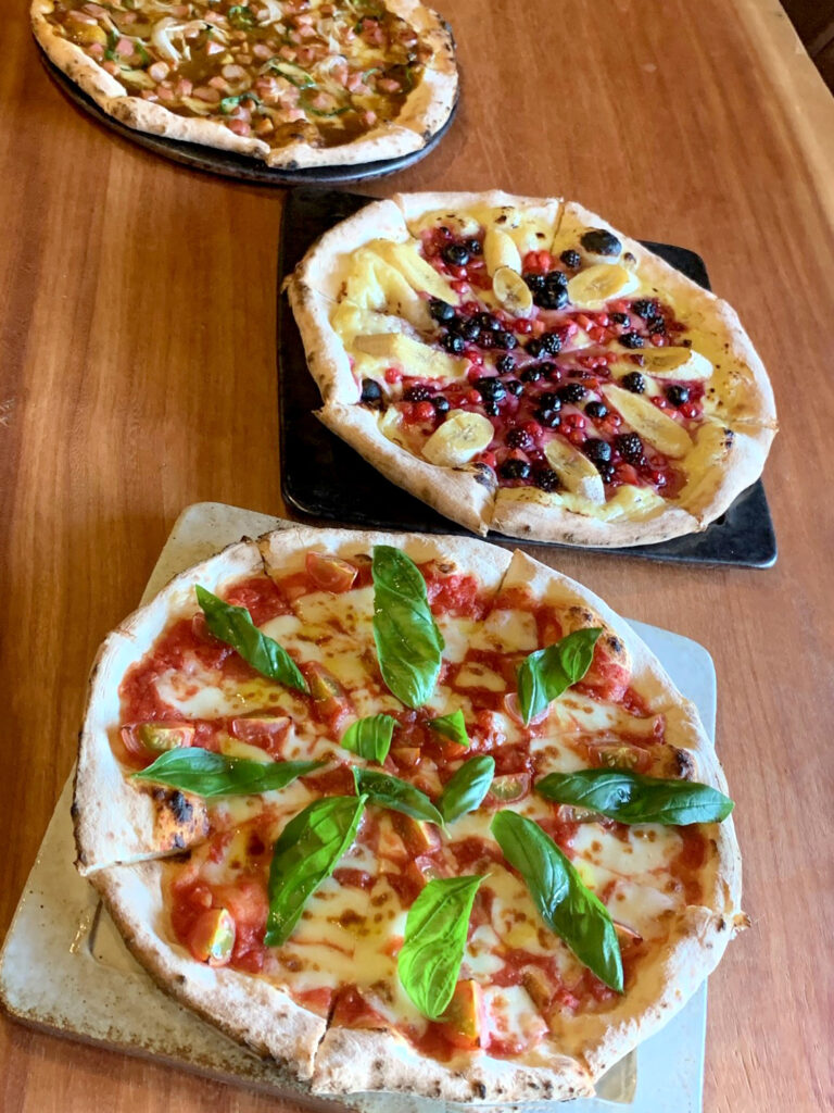 下から『マルゲリータPizza』『BerryのPizza』『カレーのPizza』