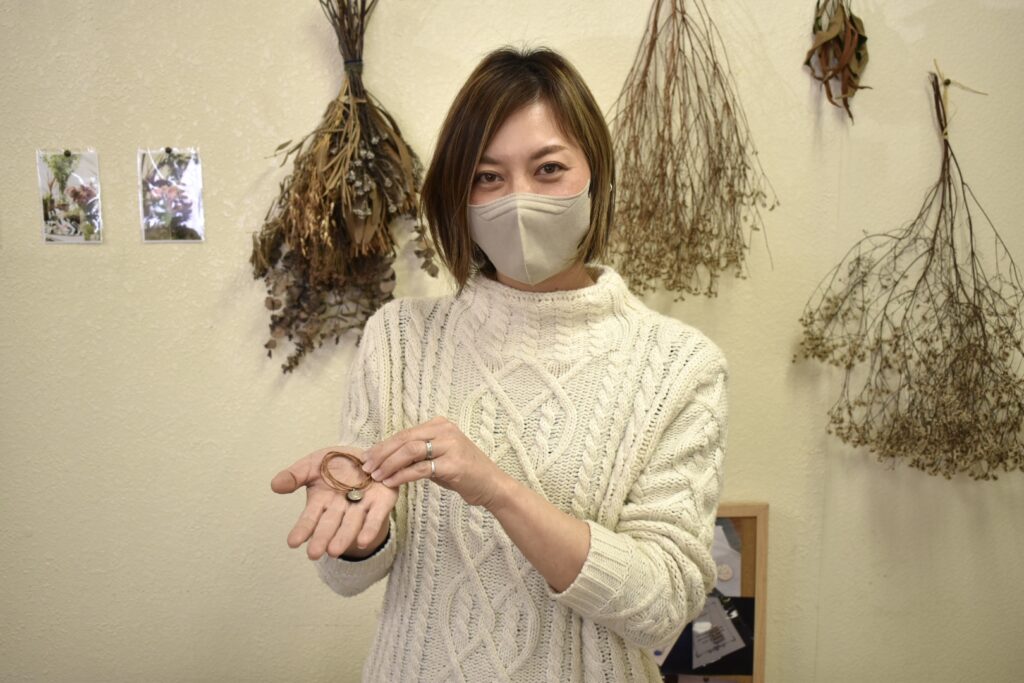 「銀細工体験工房Marie」の安達智恵子さん