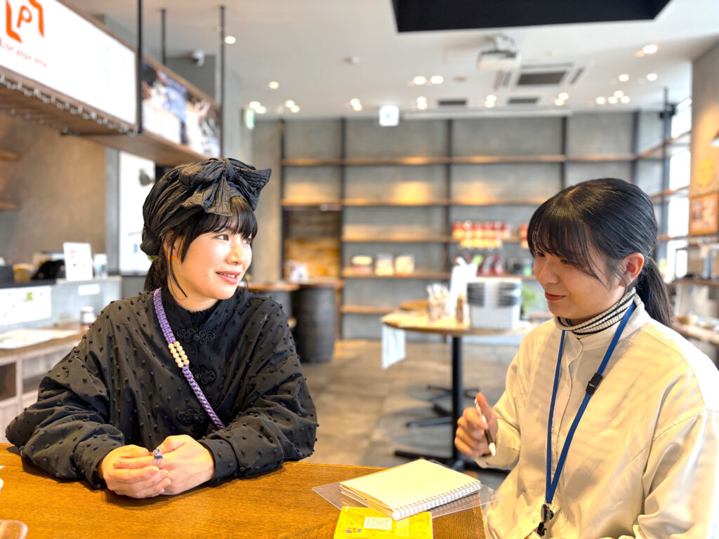 図工セラピー・すーさん と 大学生スタッフ・河原