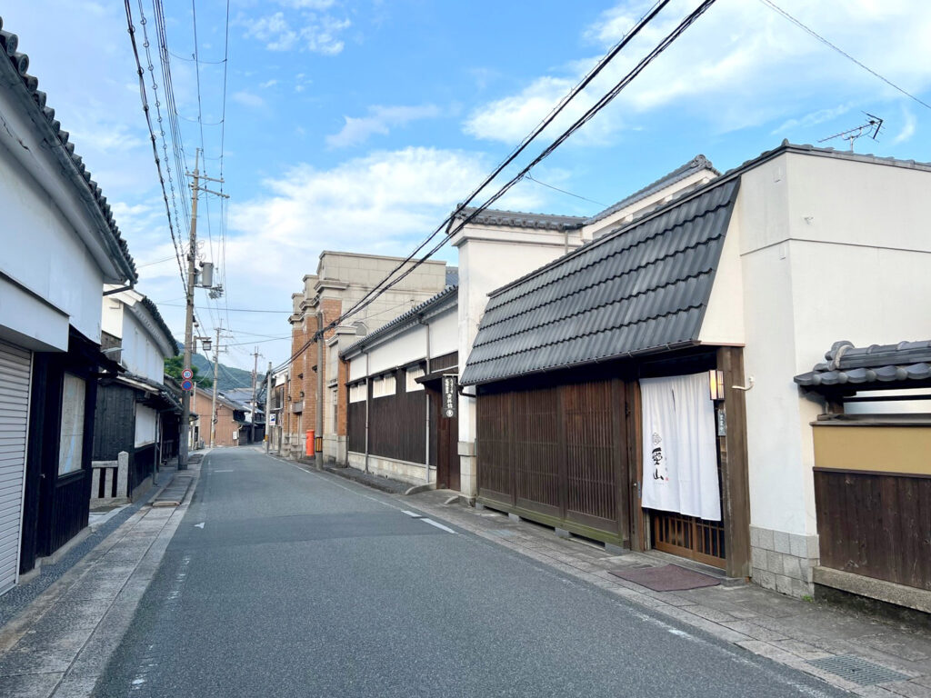 城下町の重伝建地区にあるお店