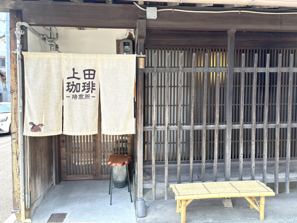 古民家が立ち並ぶ一画に猫ちゃんが目印の暖簾がかけられています