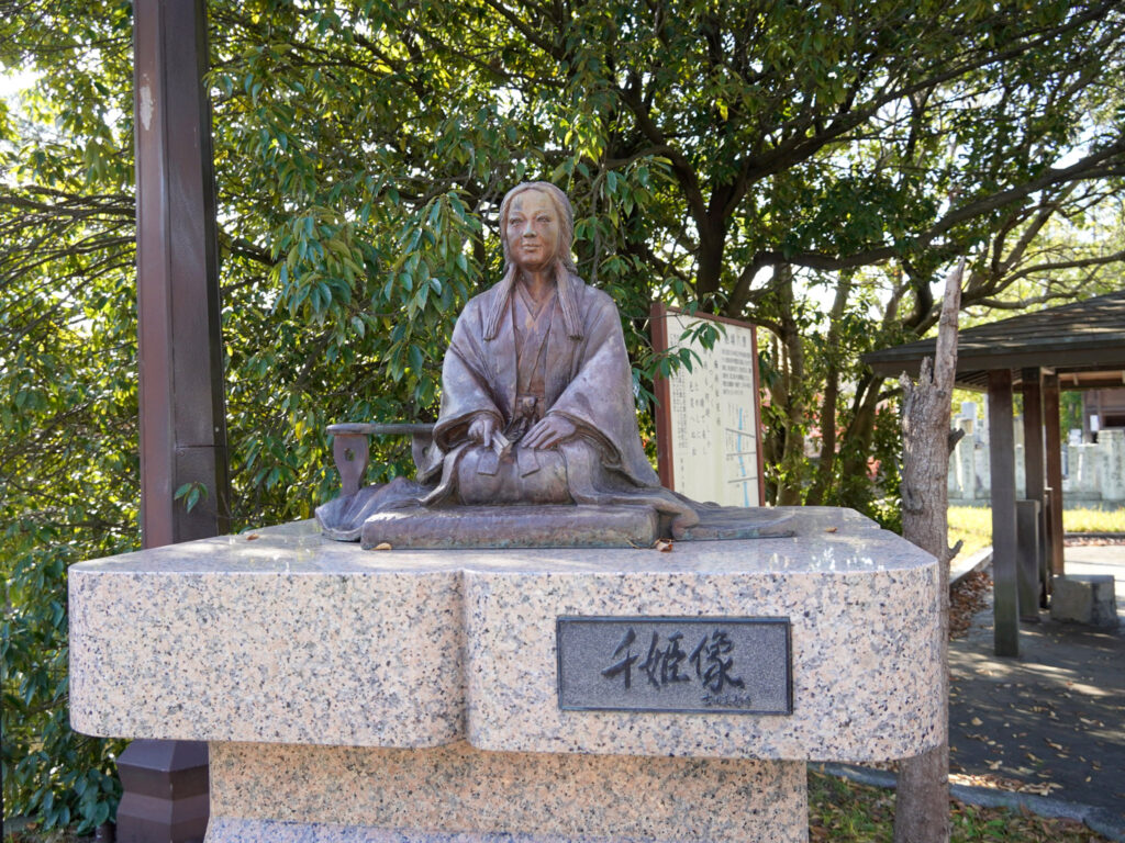 千姫像（国道2号南、船場川右岸）
