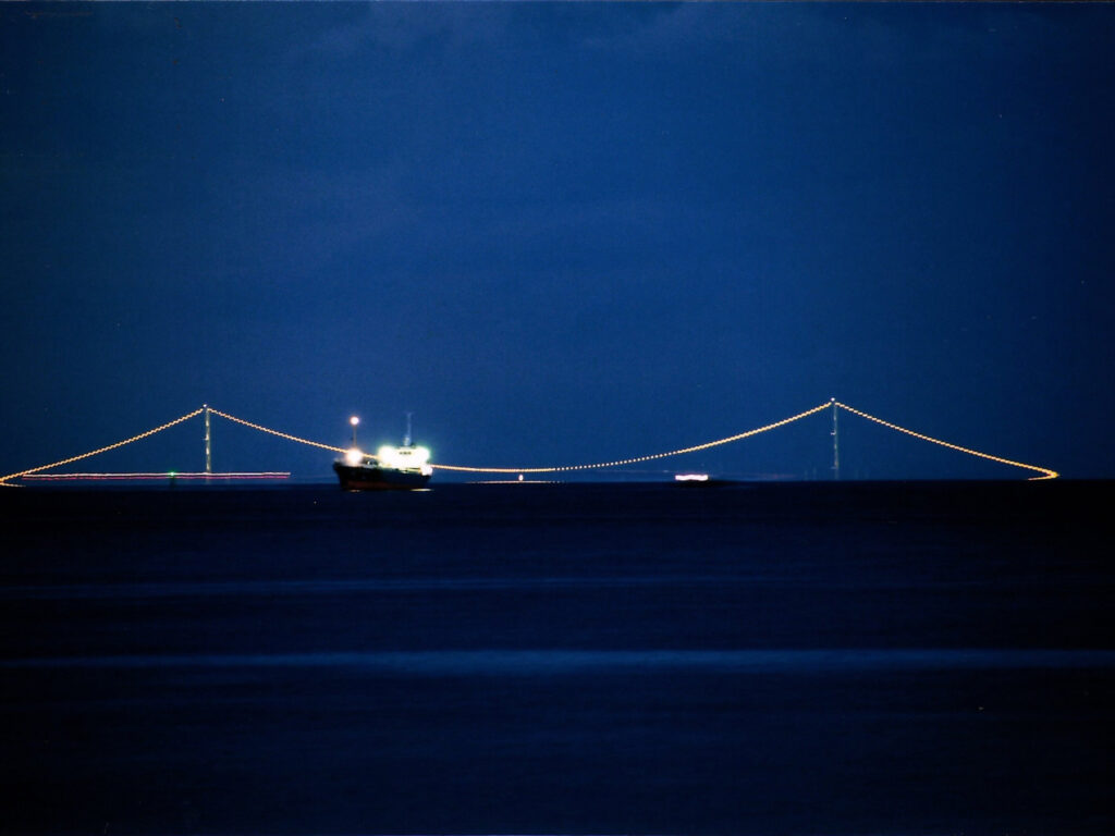 『網干浜』付近から撮影された明石海峡大橋／©提供　姫路市