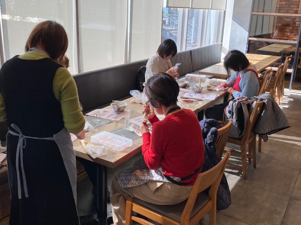皆さん黙々とお花を生み出しています