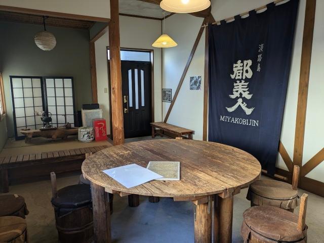 使わなくなった酒樽で作られた机といす
