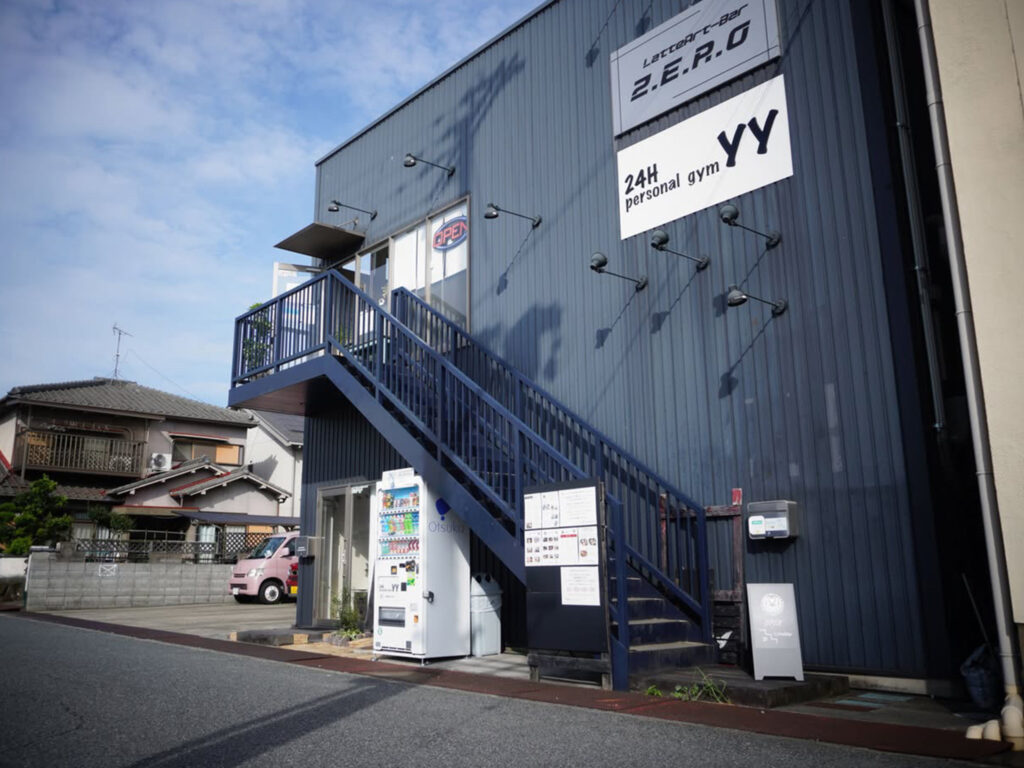 店舗の外観(入口は二階)