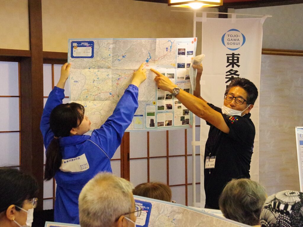 配付資料の地図を広げて場所を確認